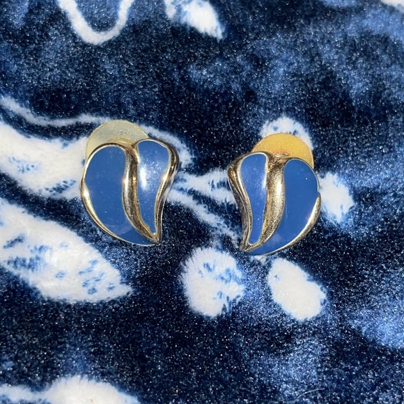 Vintage 1960-70’s Signed Trifari Enamel and Gold Tone Earrings - Picture 1 of 5
